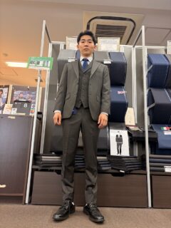 光沢感のあるブラウン無地スーツで品よく♪の画像