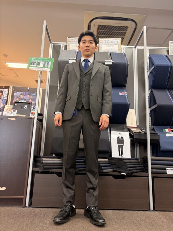光沢感のあるブラウン無地スーツで品よく♪のアイキャッチ画像
