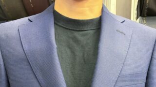 白いボタンがアクセントの爽やかネイビースーツの画像
