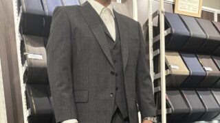 グレー プリンスオブウェールズのスリーピーススーツの画像