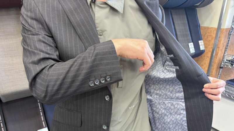 上品なストライプにライトブルーのボタンと裏地で爽やかさをプラスのアイキャッチ画像