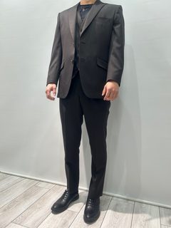 深みと艶を纏う、長大毛織のブラウンスリーピースの画像