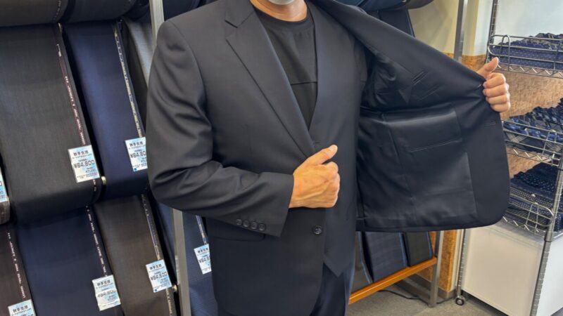 オールマイティに使いやすいネイビースリーピースのアイキャッチ画像