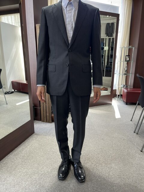 普段のビジネスシーンで大活躍間違いなし、グレースーツを自然体なサイズ感でお仕立ていただきました◎のアイキャッチ画像