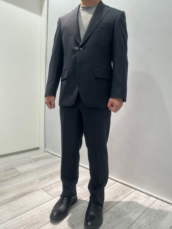 ぼかし調ストライプで頼れる大人スーツのアイキャッチ画像