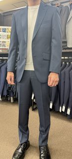 爽やかな紺色スーツ　上品な仕上がりにの画像