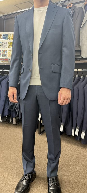 爽やかな紺色スーツ　上品な仕上がりにのアイキャッチ画像