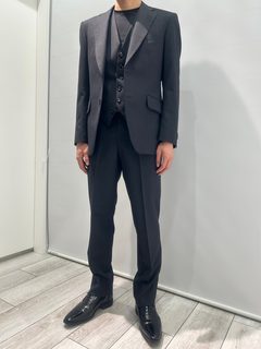 王道スーツを裏地の色気で華やかにの画像