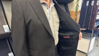 さり気ないストライプでワンランク上のブラックスーツへの画像