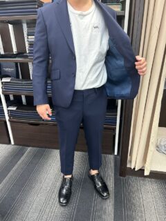 光沢が有るウール100％のお洒落スタイリッシュスーツの画像