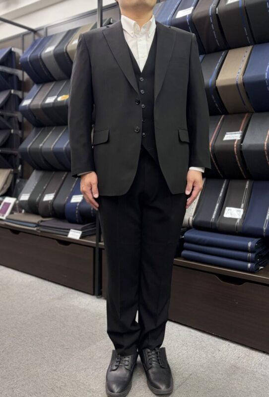 漆黒の装い　フォーマルスーツのアイキャッチ画像