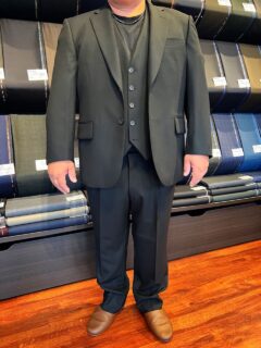 既製品スーツでは叶わないフィット感で礼服もスマートにの画像
