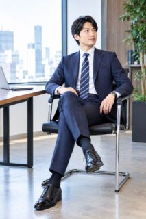 座ったときに差が出る！ スーツをきれいに着こなすためのポイントの画像
