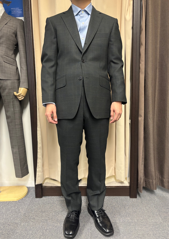 友人の結婚式用・カーキ3釦段返りスーツのアイキャッチ画像