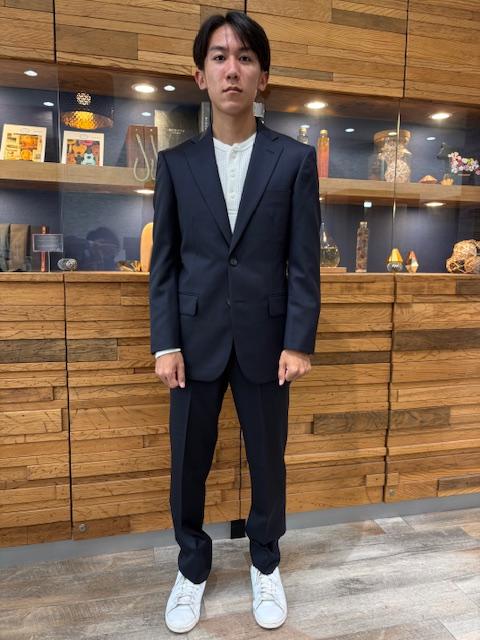 成人式にビジネスにと活躍するネイビーソリッドスーツのアイキャッチ画像