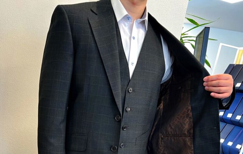 さりげないグレンチェック×カーキ色でお洒落な装いにのアイキャッチ画像