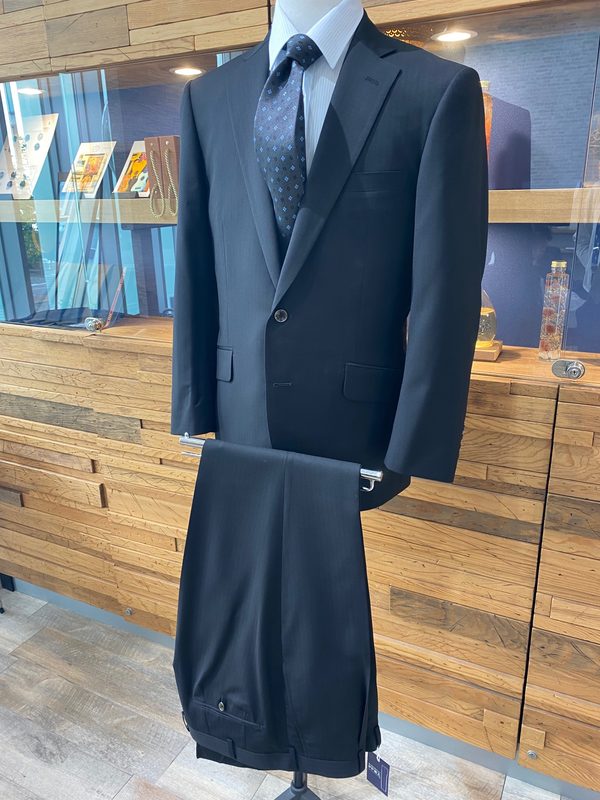 成人式用で仕立てた、礼服ともリクルートスーツとも違う黒スーツのアイキャッチ画像