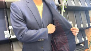 顔色が明るく見えるネイビーブルーのスリーピースの画像