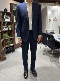 光沢＆ストレッチ生地による紺色バーズアイ柄でお仕立ていただきました。の画像