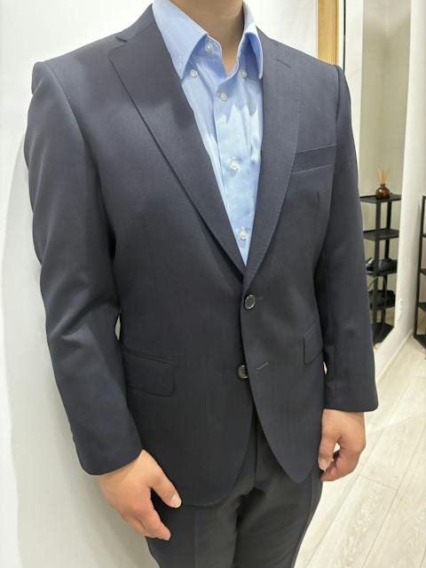 アンジェリコ＋本台場で品格を醸し出す上質ネイビースーツのアイキャッチ画像
