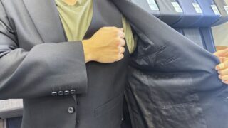 【成人式】裏地とボタンがアクセントのブラックスリーピースの画像