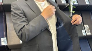 ベーシックなグレースーツにさり気ないネイビーをプラスの画像