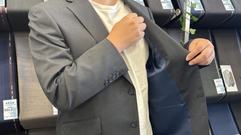 ベーシックなグレースーツにさり気ないネイビーをプラスのアイキャッチ画像