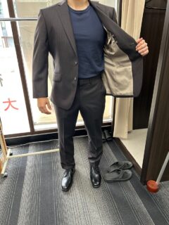 鍛えられた体に良く合うブラウンスーツの画像