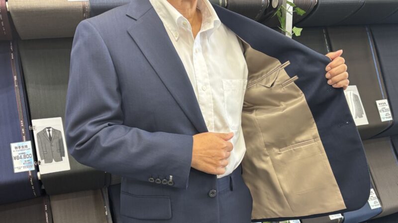 信頼感溢れるヘリンボーン織柄のネイビースーツのアイキャッチ画像