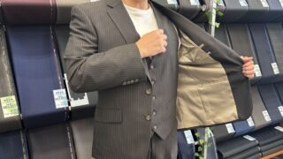 ブラウンスーツを大人っぽく着こなすの画像