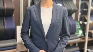 すっきりしたシルエットのレディーススーツの画像
