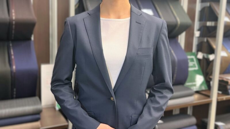 すっきりしたシルエットのレディーススーツのアイキャッチ画像