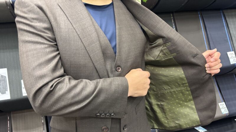 柔らかなチェック柄が秋らしい一着のアイキャッチ画像