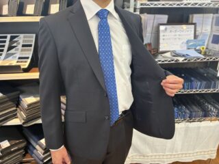 端正な立ち姿を仕立てる。王道ダークネイビースーツの魅力の画像