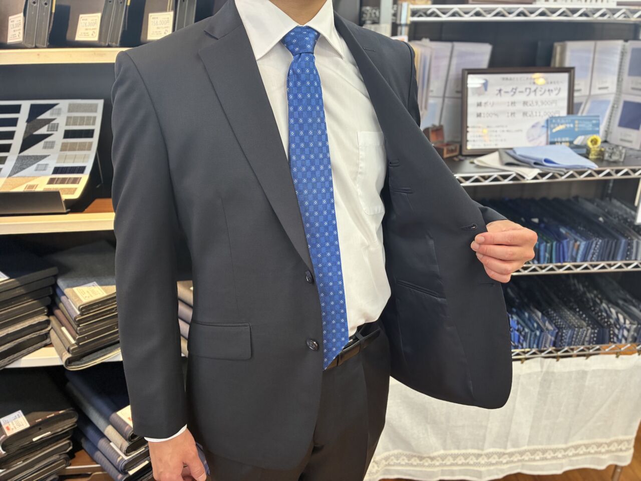 端正な立ち姿を仕立てる。王道ダークネイビースーツの魅力-仙台西多賀