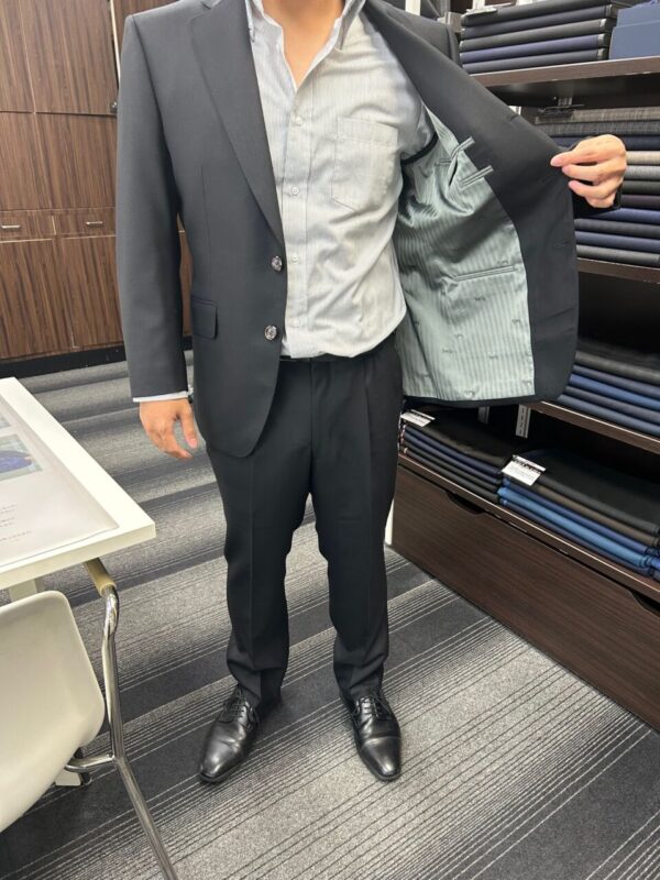 オールマイティなシンプルブラックスーツのアイキャッチ画像