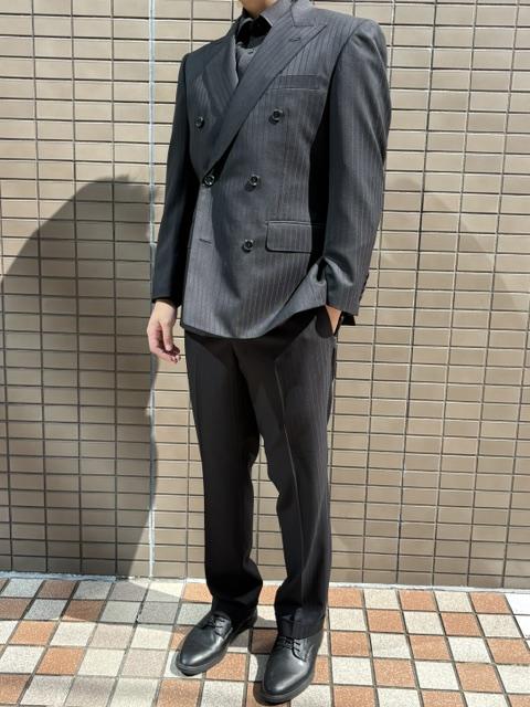 漆黒に映えるダブルブレストストライプのアイキャッチ画像