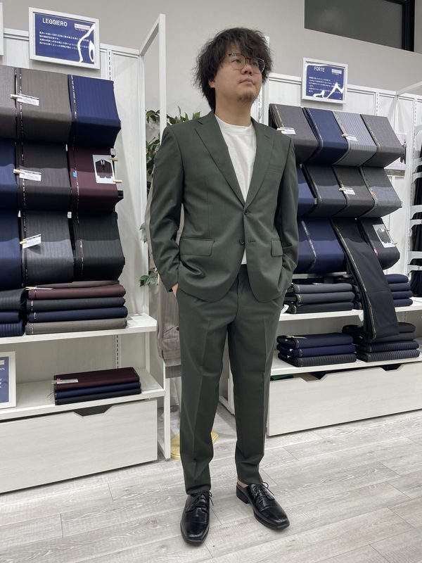 軽やかな彩りで爽やかな大人の装いのアイキャッチ画像
