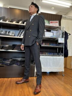 クラシカルなダブルブレスト、圧倒的な存在感を放つ一着の画像