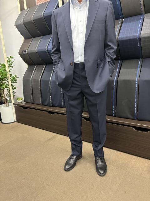 紺シャドウストライプで仕立てる上品な一着のアイキャッチ画像