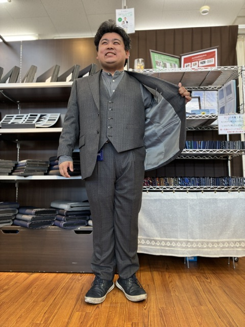チャコールグレー×スリーピースが醸し出す品格のアイキャッチ画像
