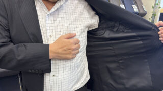さり気ないストライプでネイビースーツに表情をの画像