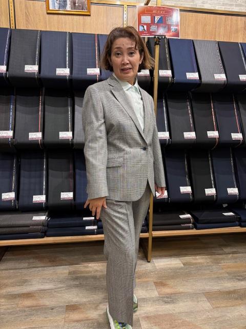 ゆったりシルエットのワイドパンツスーツのアイキャッチ画像