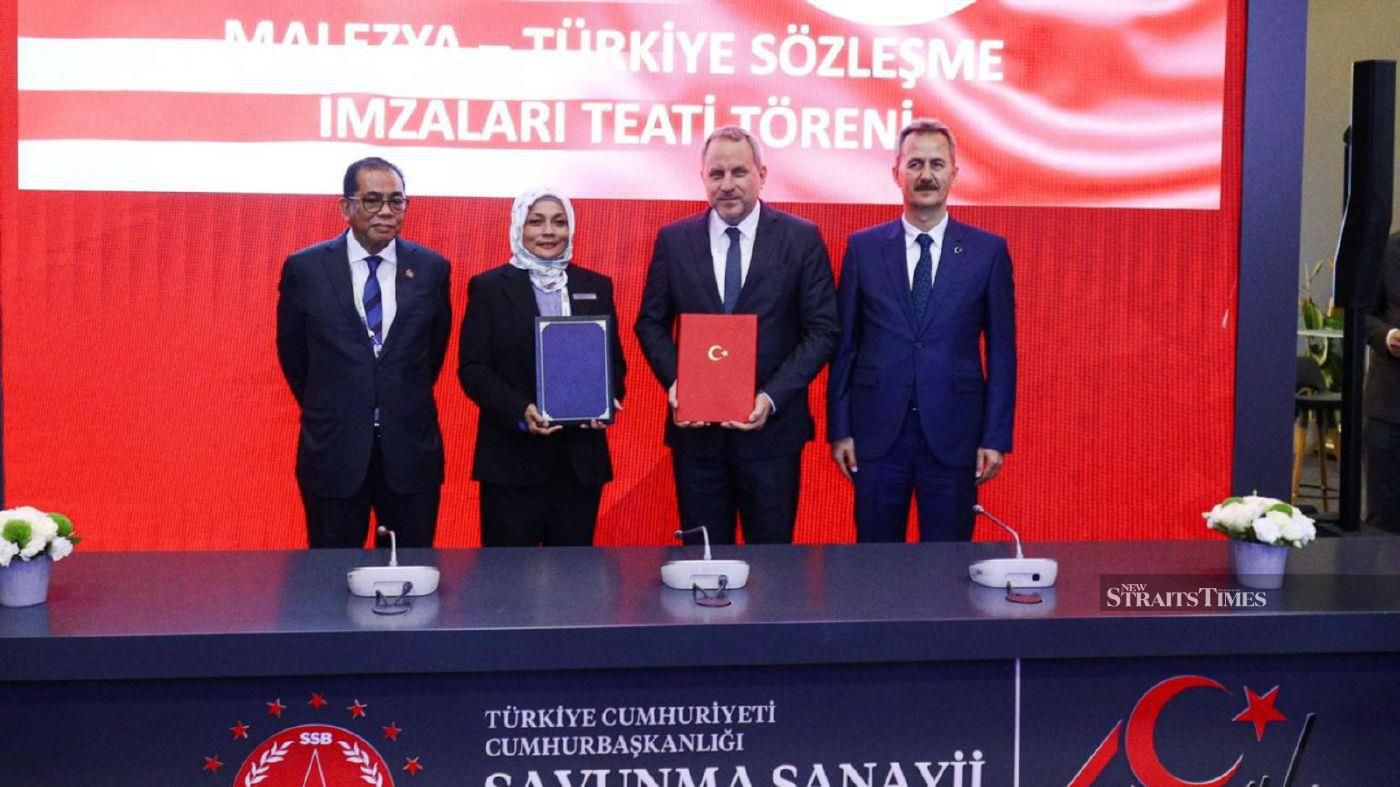 Nonee during a collaboration with Turkey.
