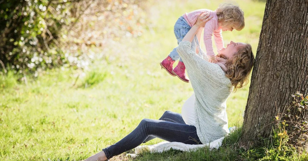 母親と子どもの画像