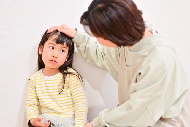 母が子どもに寄り添う写真