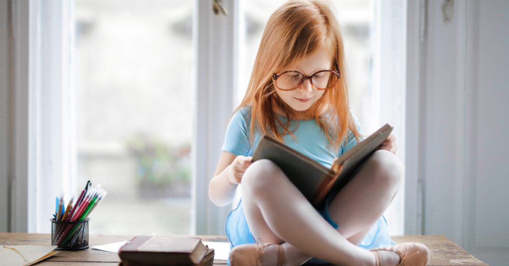 絵本を読む女の子