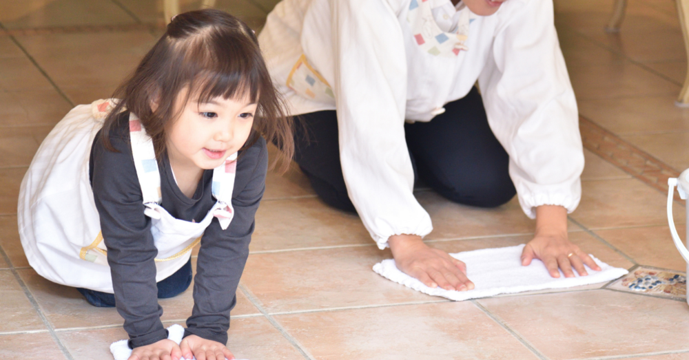 雑巾がけをしている子どもの画像