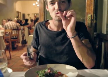 Swiss filmmaker Stefan Ruegg has made a mouth watering video of a recent trip to Cape Town. They call it their “Cape Town Food Safari", take a look...