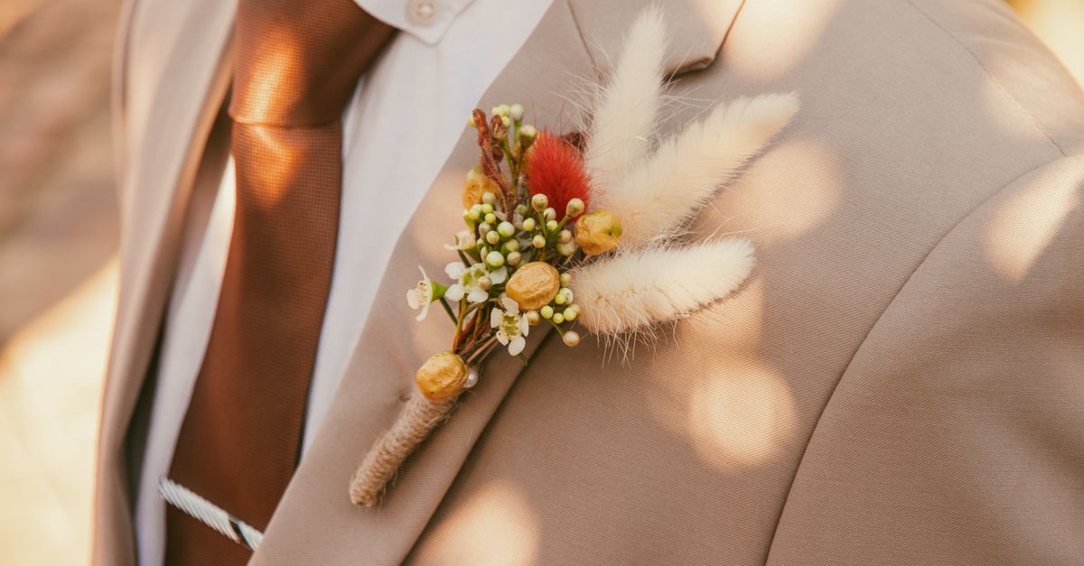 Doğal tonlarda damatlık giyen gelin ve damat
